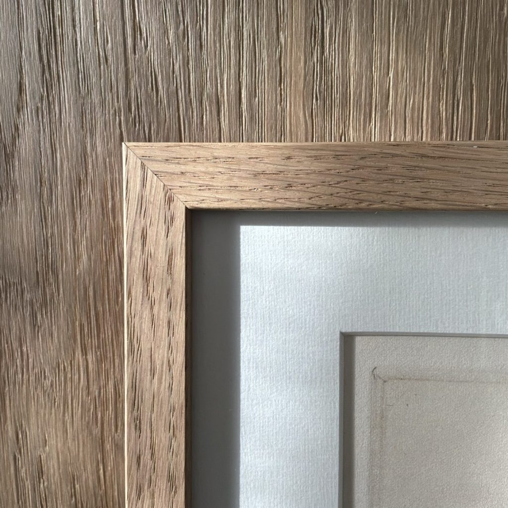 Hoek van een eiken kader tegen een houten wand