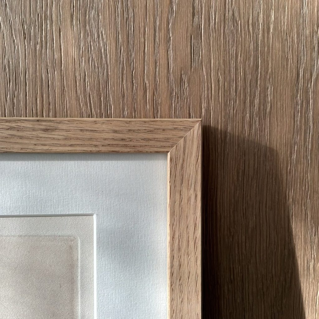 Eiken kader tegen een houten wand