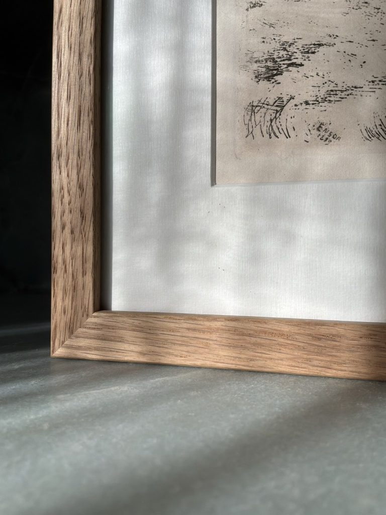 Detail van een eiken lijst in het atelier